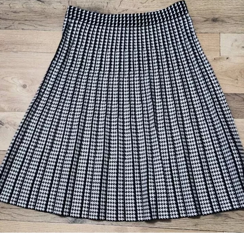 Milano womens skirt A Line size large black and white